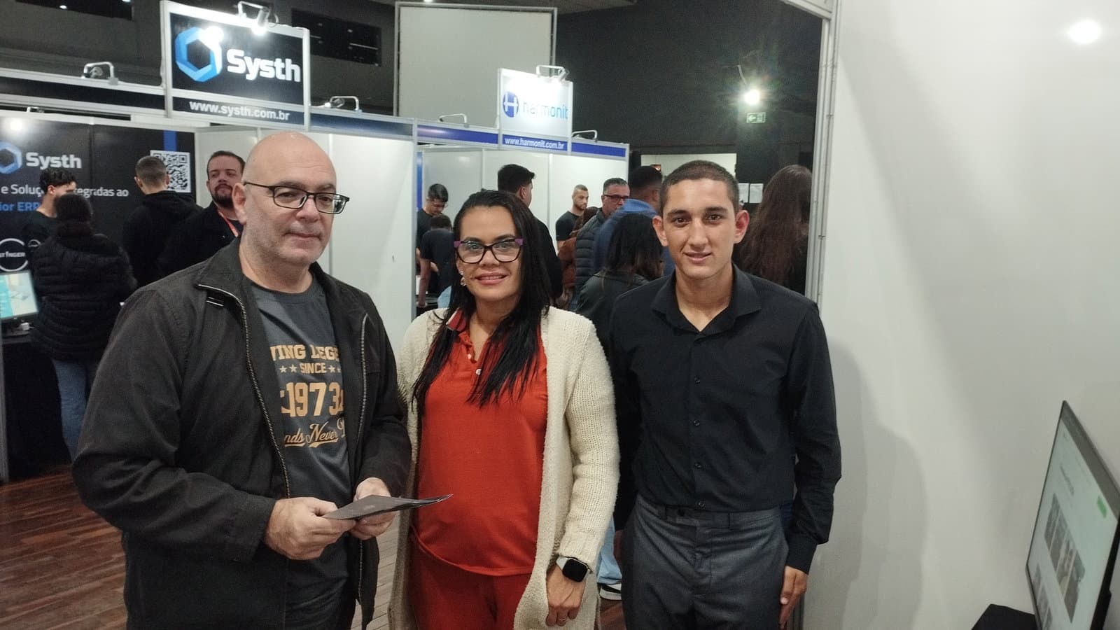 Estande da Mavellium na FITEC 2026 — Rodrigo interagindo com o Janus CMS para análise de dados com GA4 e Clarity