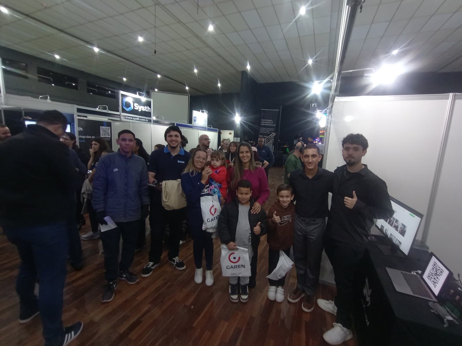 Estande da Mavellium na FITEC 2026 — Daniela Aparecida Galli da Silva interagindo com o Janus CMS para análise de dados com GA4 e Clarity